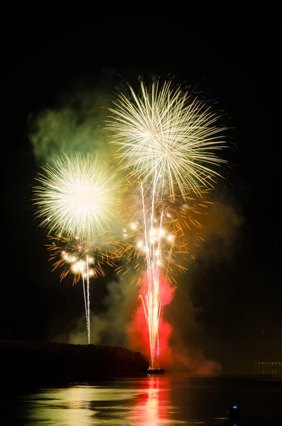 夜のカラフルな花火 — ストック写真