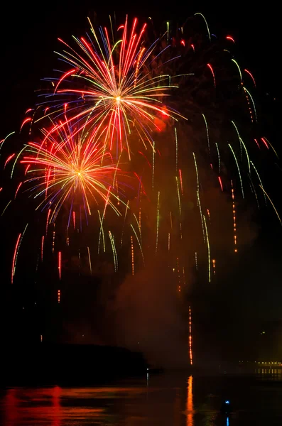 Fogos de artifício coloridos à noite — Fotografia de Stock