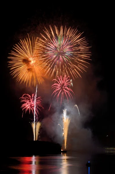 Fuegos artificiales de colores por la noche — Foto de Stock