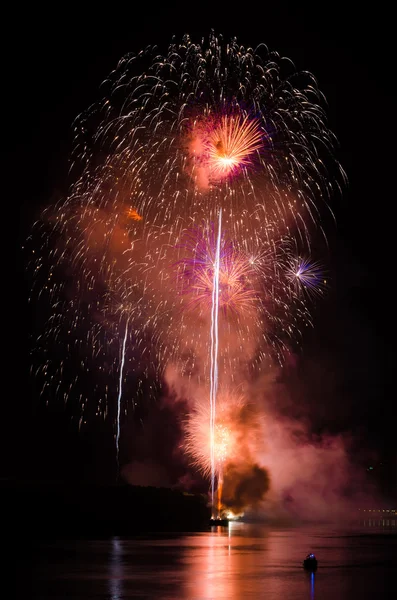 Fuochi d'artificio colorati di notte — Foto Stock