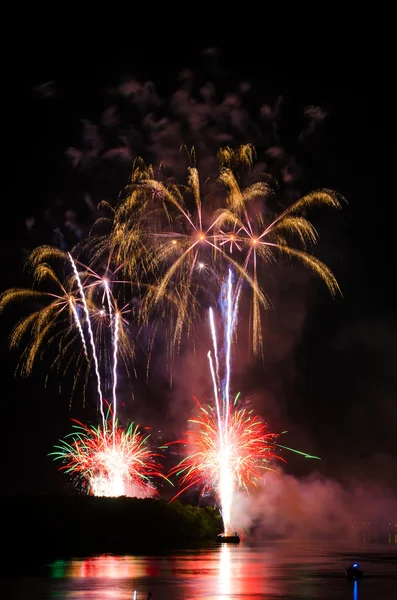 Fuegos artificiales de colores por la noche — Foto de Stock