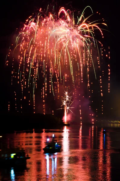 Fuochi d'artificio colorati di notte — Foto Stock