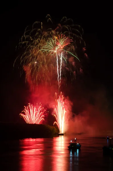 Feux d'artifice colorés la nuit — Photo