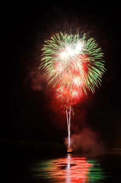 Fogos de artifício coloridos à noite — Fotografia de Stock