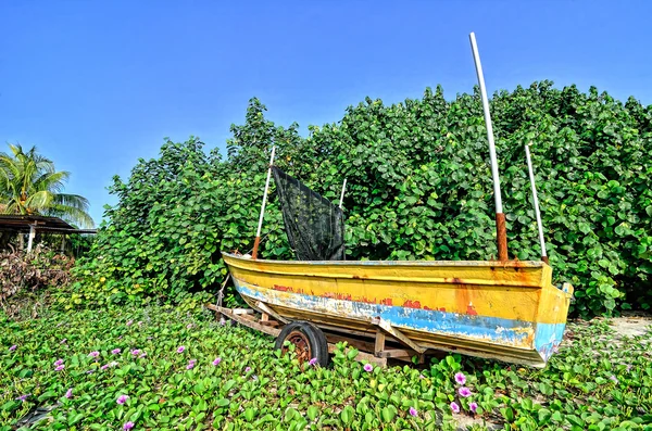 Barco varado en la playa — Foto de Stock