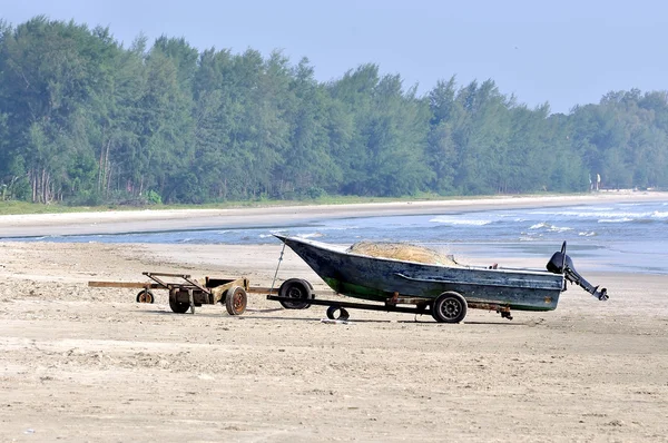 Empty boat on the sandy beach — Stock Photo, Image