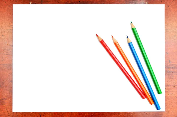 Кольорові олівці та білий папір — стокове фото