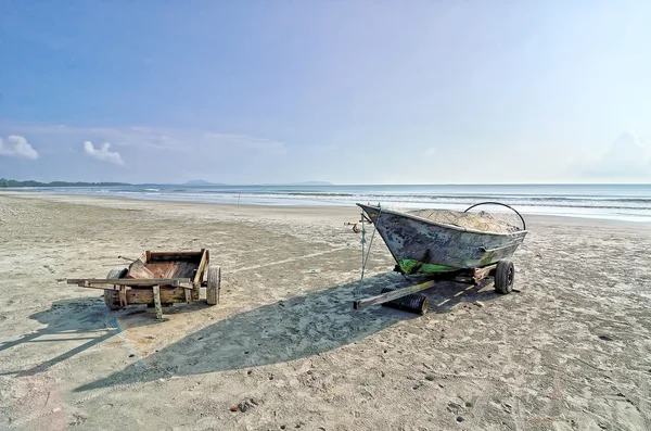 砂浜のビーチで空のボート — ストック写真