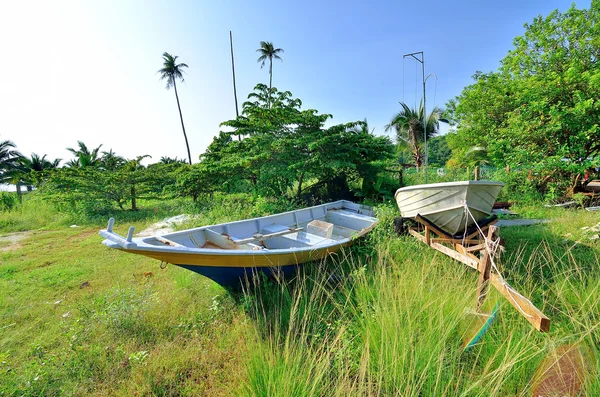 Stranded boat on the beach — Stock Photo, Image