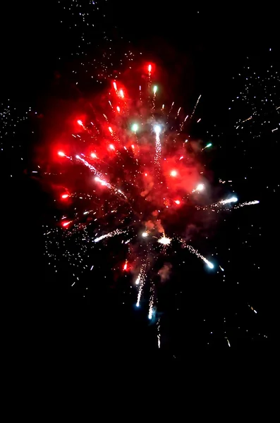 Buntes Feuerwerk in der Nacht — Stockfoto