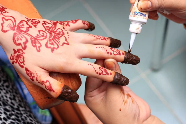 Mano siendo decorada con tatuaje de henna — Foto de Stock