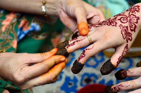 Henna being applied to hand — Stock Photo, Image