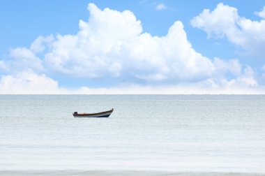 denizde yüzen balıkçı teknesi