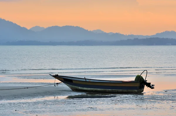 Barco de pesca flotando en el mar —  Fotos de Stock