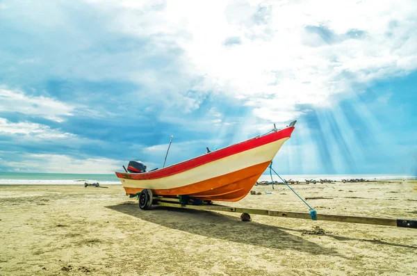 Łódź na plaży z promieniem światła — Zdjęcie stockowe