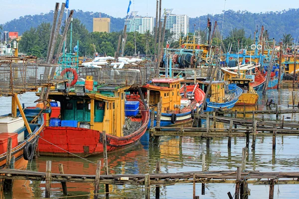 Barcos atracados perto com molhe — Fotografia de Stock