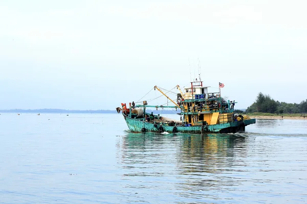Barco de pesca flutuando no mar — Fotografia de Stock