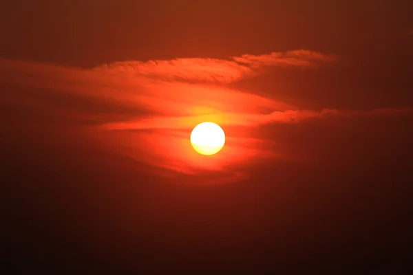 Morgensonne hängt über dem Meer — Stockfoto