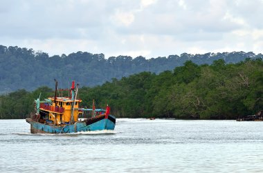 Limana dönen paslı balıkçı trol