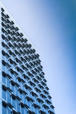 Yeni modern yüksek katlı çelik ve cam ofis binası