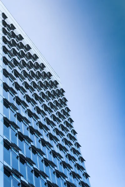 Nieuwe moderne hoogbouw staal en glas kantoorgebouw — Stockfoto