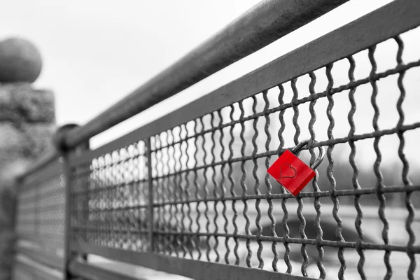 Червоний замок кохання з серцем символ непереборної любові Стокове Фото
