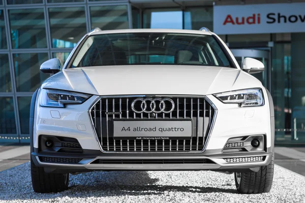 アウディ A4 allroad クワトロ新しいモダンな 4 wd 車 suv ストック写真