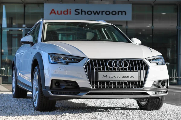 Nuevo modelo de crossover 4WD Audi A4 allroad quattro car Imagen De Stock