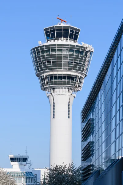 Башня управления воздушным движением в международном пассажирском хабе Мюнхена — стоковое фото