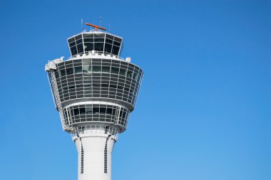 Münih hava trafik kontrol kulesi karşı açık mavi gökyüzü 