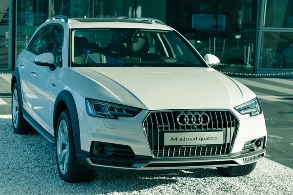 Novo contemporâneo A4 allroad quattro sports 4x4 SUV da Audi — Fotografia de Stock