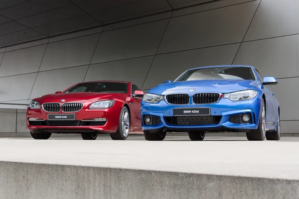 Rojo 640i y azul 425d mojado después de la lluvia BWM autos —  Fotos de Stock