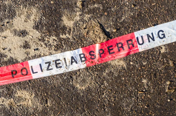 Alman polisi sokak asfalt kir kırmızı beyaz bant hat