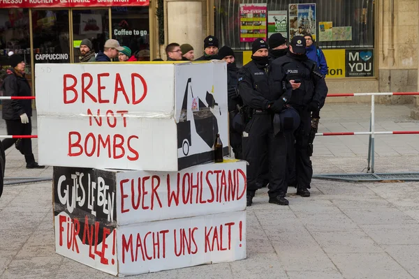 Police cordon and signs banners on protest rally anti-NATO demon — Stock Photo, Image