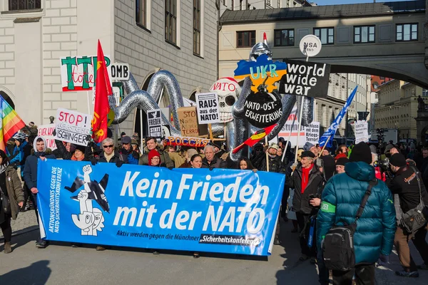 Europeiska mot Nato fredlig protest demonstration Stockbild