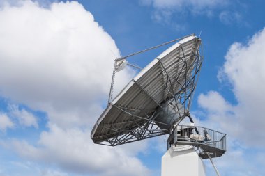 Büyük radar parabolik radyo anten küresel bilgi veri akışı