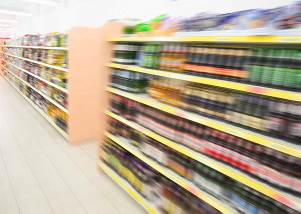 Regale mit Getränkeflaschen in Lebensmittelgeschäft in Supermar — Stockfoto