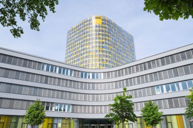 Yeni modern Adac genel merkezi ve ofis bina cephe
