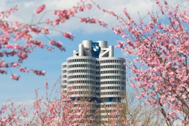 BMW Merkez bina kule pembe bahar dalları çiçekli çerçeveli