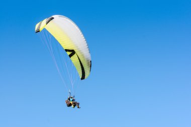 Yamaç paraşütü spor uçuş yükselen masmavi gökyüzünde kanat