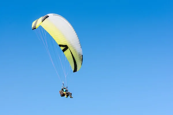 Parapente voo desportivo na asa de voo no céu azul claro — Fotografia de Stock