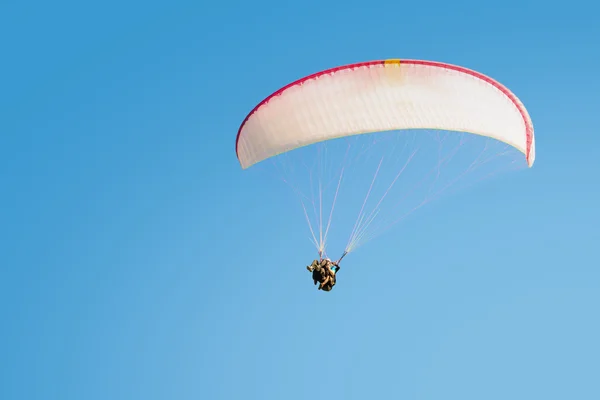 Impressões adrenalinas e emoções de liberdade parapente extremo — Fotografia de Stock