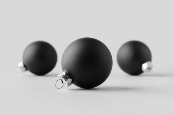 Drie Matte Kerstballen Mockup Een Naadloze Grijze Achtergrond — Stockfoto