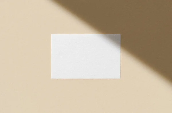 베이지 배경과 그림자가 뒤덮여 상업용 카드도 수있다 85X55 — 스톡 사진