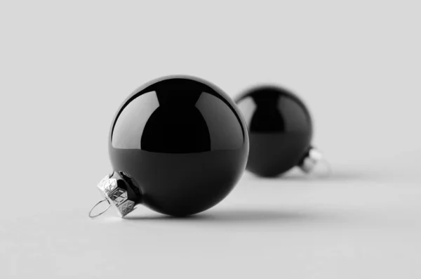 Twee Zwarte Glanzende Kerstballen Mockup Een Naadloze Grijze Achtergrond — Stockfoto