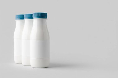 Beyaz plastik yoğurt ya da boş etiketli süt şişesi..