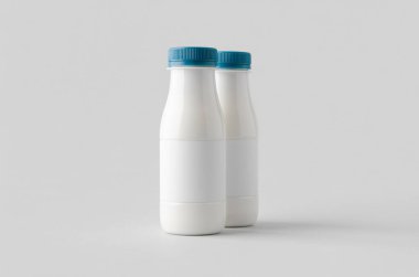 Beyaz plastik yoğurt ya da boş etiketli süt şişesi..