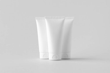 Gri arkaplanda beyaz plastik krem tüp..