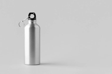 Yeniden kullanılabilir alüminyum su şişesi modeli.