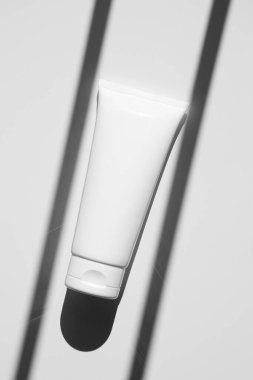 Beyaz krem boru modeli, gölge örtüsü, güneş ışığı.